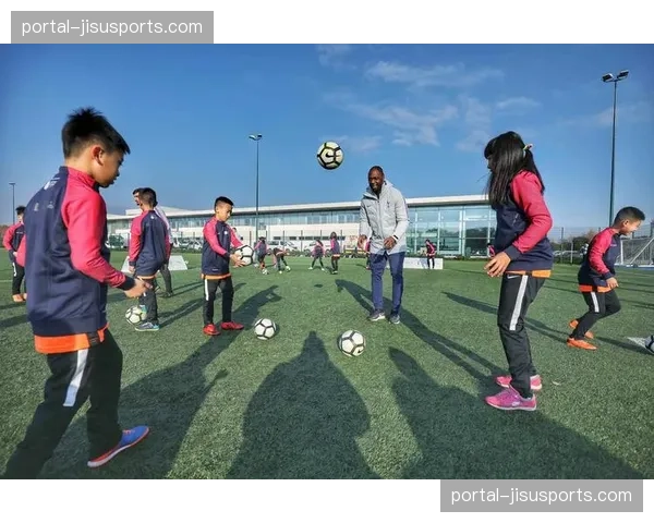 英超“足球梦想”项目帮助残疾青少年参与适应性足球训练