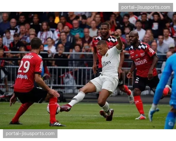 实时报道:雷恩对阵蒙彼利埃,比赛节奏极快,前30分钟已完成15次射门 实时报道:雷恩对阵蒙彼利埃,比赛节奏极快,前30分钟已完成15次射门