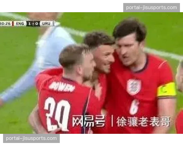 维尔茨打入绝平点球后,冲向看台与身患重病的年轻球迷相拥 维尔茨打入绝平点球后,冲向看台与身患重病的年轻球迷相拥